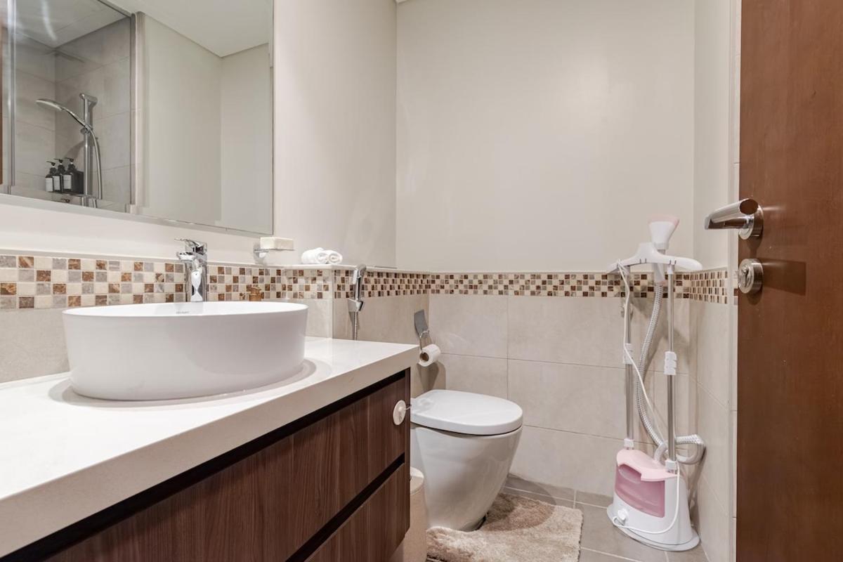 Luxury2br Canal View Free Parking & Water Downtown Apartment Dubai
