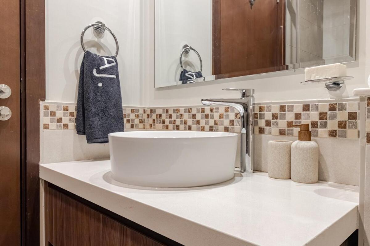 Luxury2br Canal View Free Parking & Water Downtown Apartment *