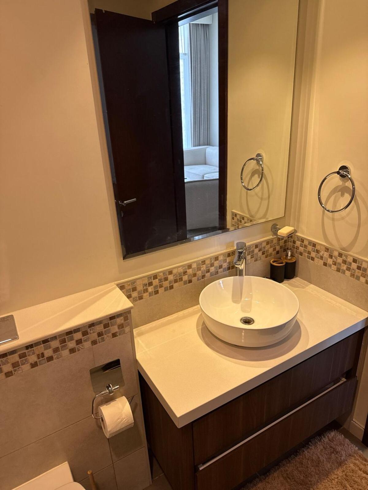 Luxury2br Canal View Free Parking & Water Downtown * Dubai
