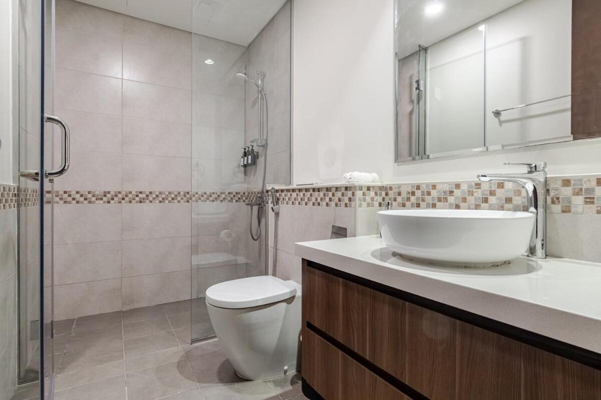 Luxury2br Canal View Free Parking & Water Downtown Apartment
